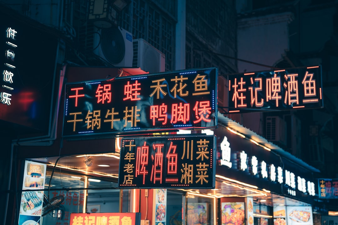 Jiuyanqiao riverside bars in neon & red lanterns, reflected on the Jin River at night