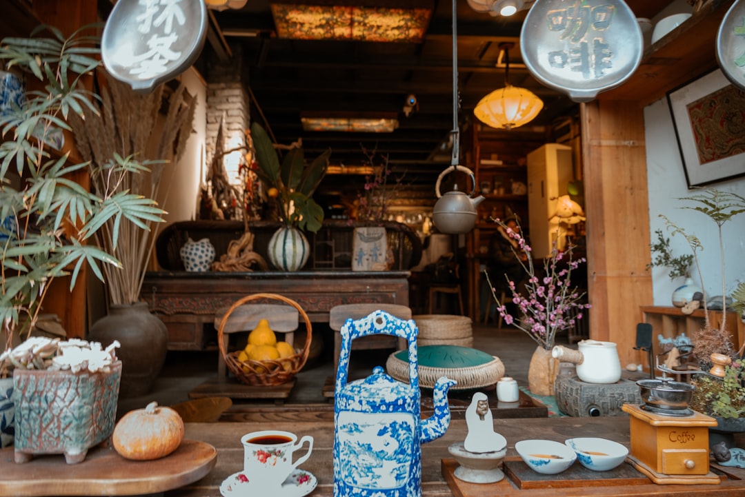 Heming Teahouse, People's Park — bamboo chairs, covered gàiwǎn cups, locals playing cards